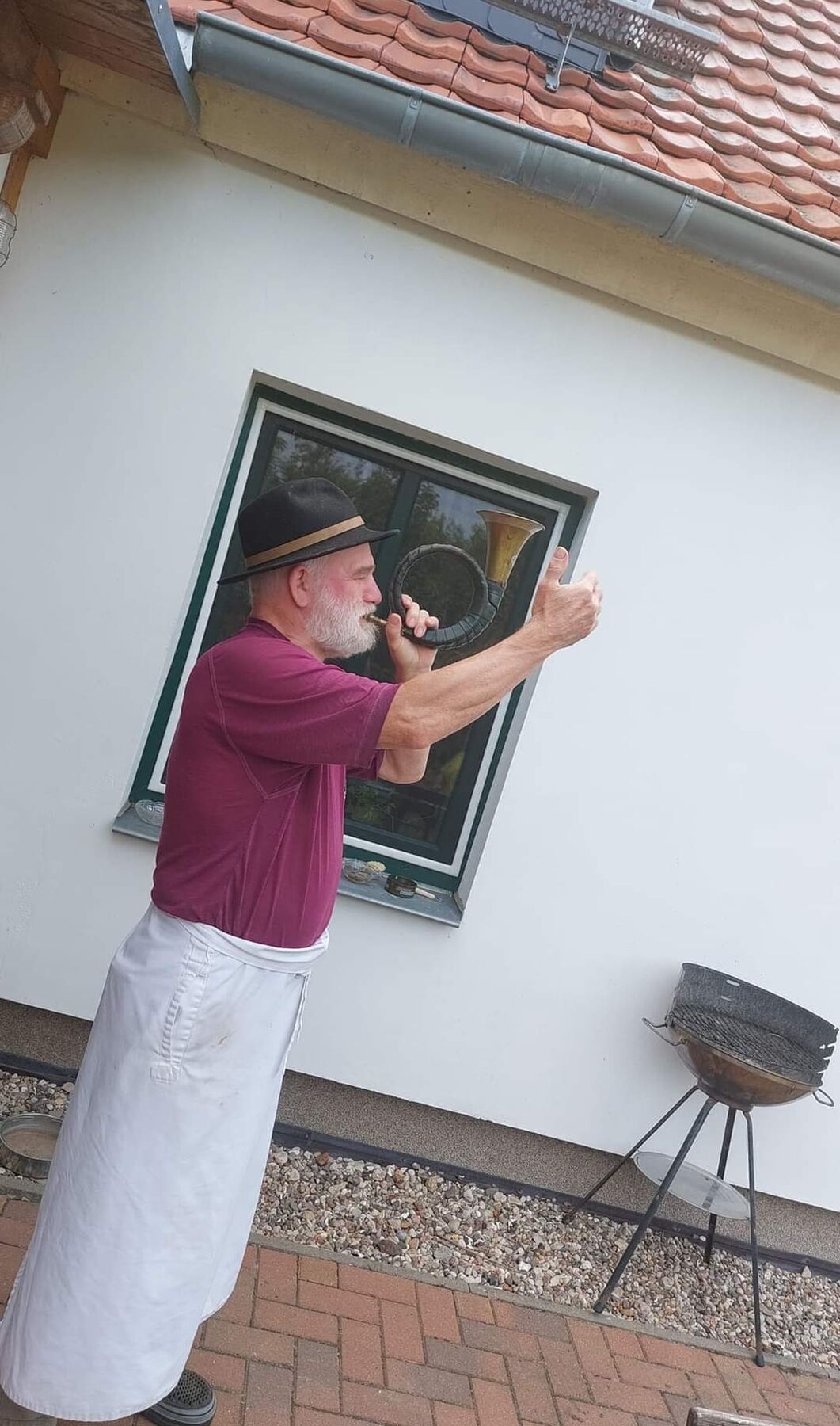 Dieter Fabisch ruft mit dem Jagdhorn zum Essen