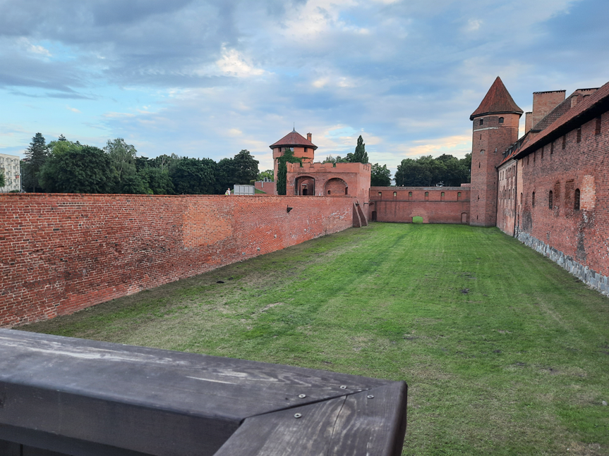 Burg- und Wallanlage aus rotem Backstein