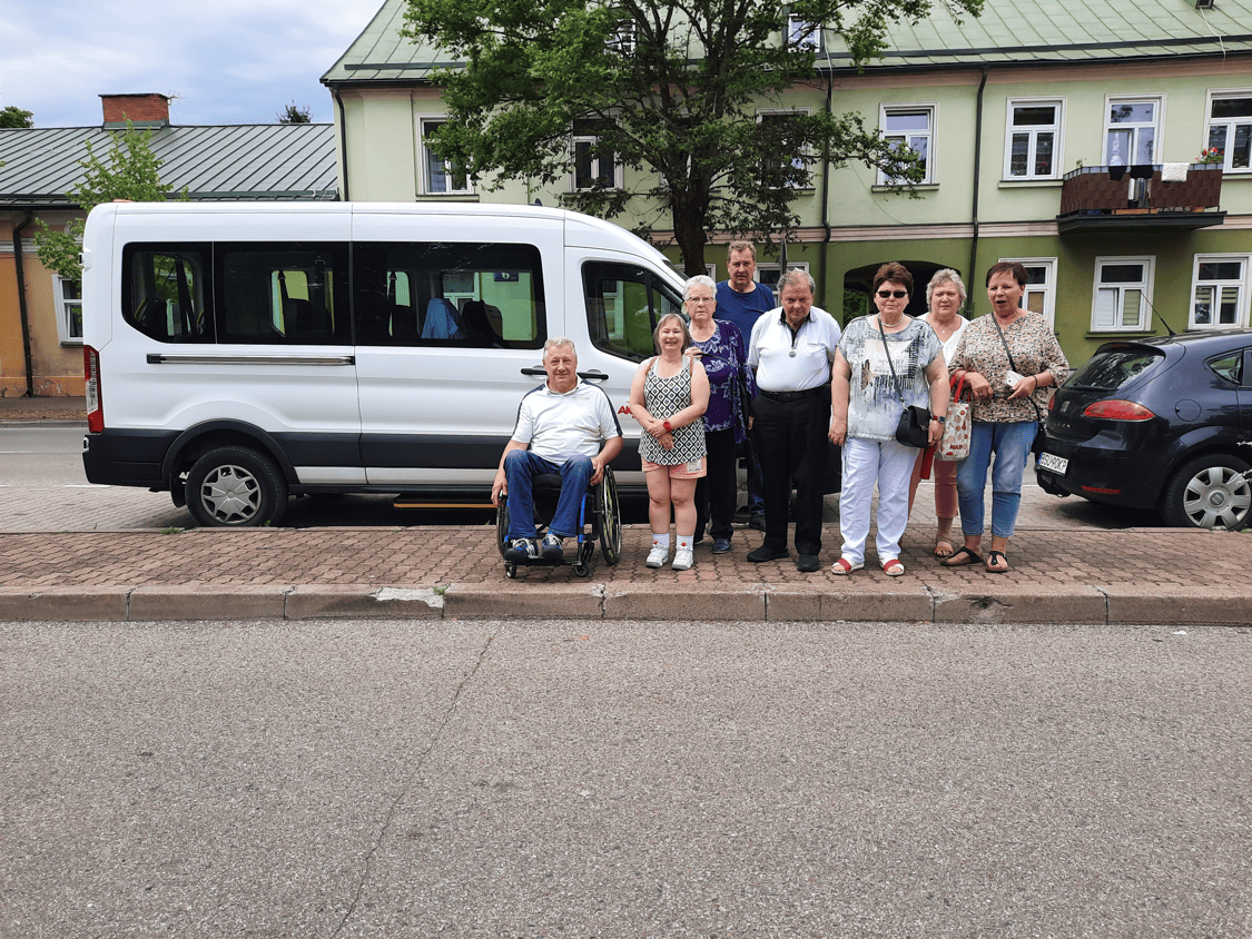 Reisegruppe aus Waren vor dem Kleinbus